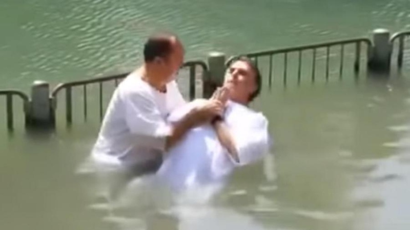 Jair Messias sendo batizado pelo pastor Everaldo, no rio Jordão, em Israel, no dia 12 de maio de 201
