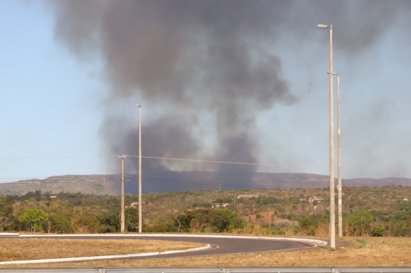 Fogo na Serra do Lajeado gera grande coluna de fumaça