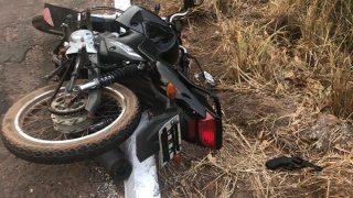 Motocicleta apreendida com dupla capturada pela PM na BR-153
