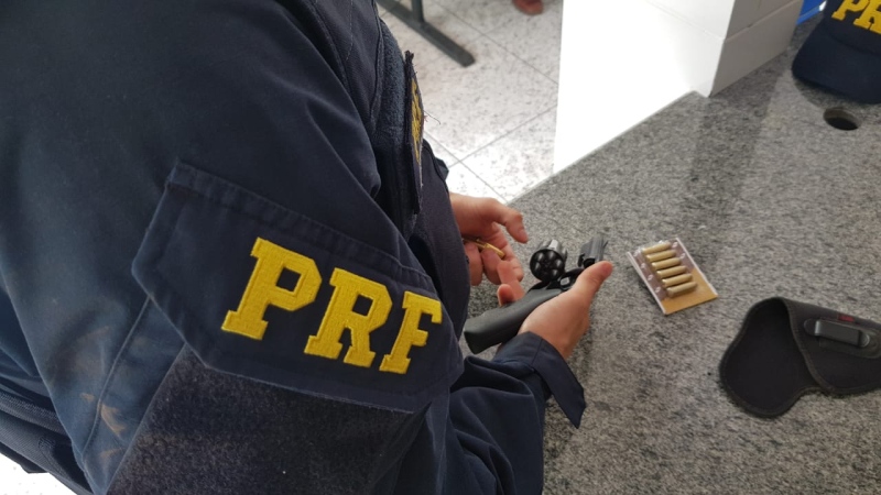 Arma e munições apreendidas pela PRF
