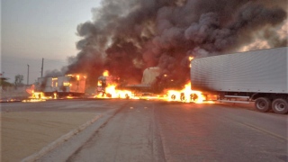 Caminhões que colidiram pegaram fogo e geraram muita fumaça 