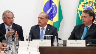 Ministro Paulo Guedes (Economia), ministro Onyx Lorenzoni (Cidadania) e o presidente Jair Bolsonaro 
