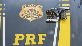 Pistola e munições apreendidas pela PRF