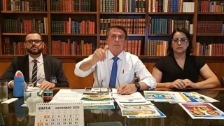 Presidente Jair Bolsonaro durante live na última quinta-feira (5)