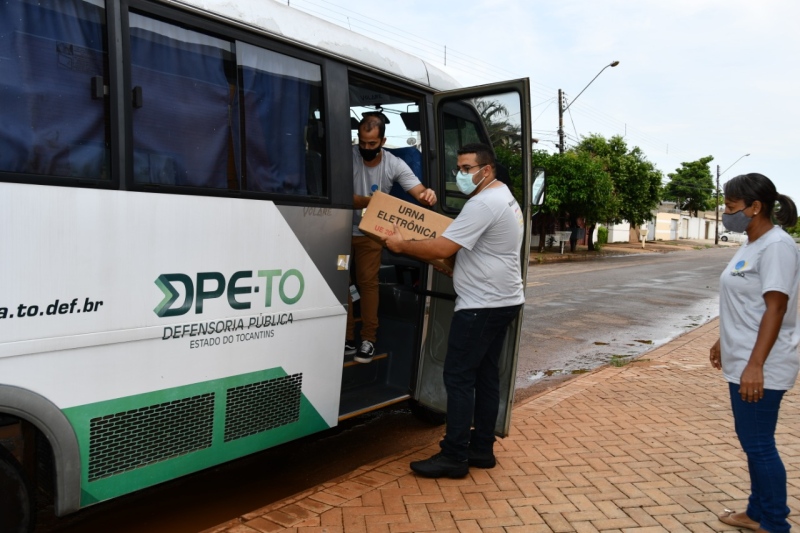 Transporte das urnas eletrônicas em Palmas na manhã deste sábado, 14