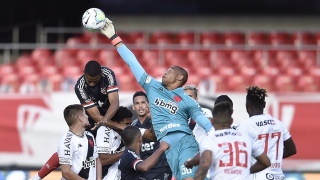 Goleiro Lucão, do Vasco, alcança a bola em lance de perigo a favor do São Paulo