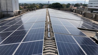 Placas de energia solar instaladas no telhado do HMDR
