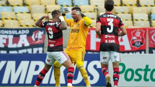 Gabriel comemora com Diego Alves após marcar seu primeiro gol contra o Santos