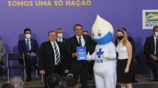 Pazuello e Bolsonaro durante o lançamento do Plano Nacional de Imunização