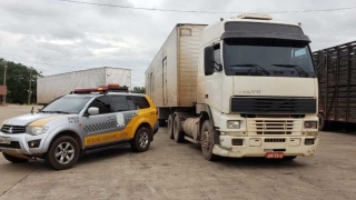 Caminhão apreendido na ação do Batalhão de Polícia Militar Rodoviário e Divisas 