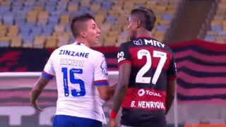 Ramírez e Bruno Henrique em jogo entre Flamengo e Bahia
