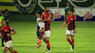 Matheus Vargas comemora gol do Atlético-GO
