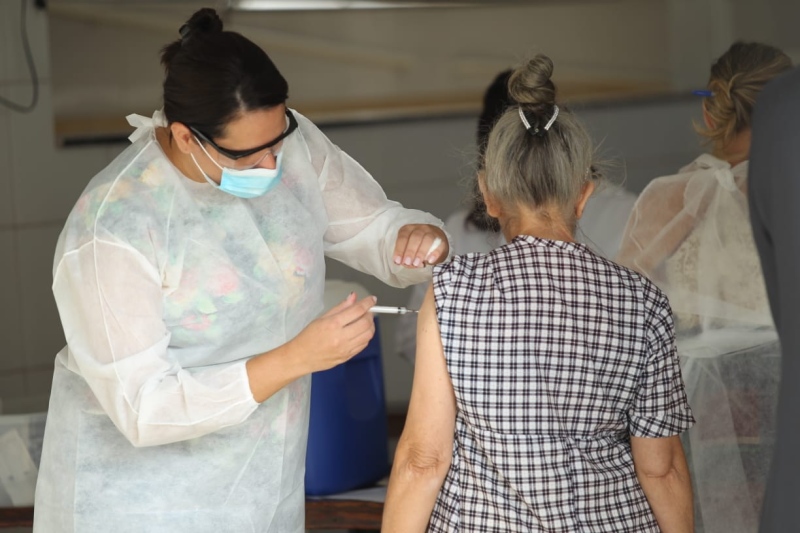 Vacinação contra coronavírus no abrigo São Vicente de Paula