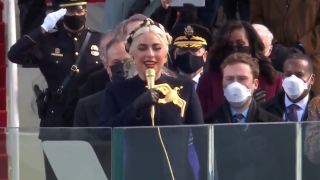 Lady Gaga cantando o hino dos EUA na posse de Joe Biden