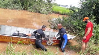 Buscas por pescador no Rio Lontra