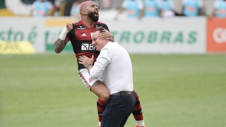 Gabriel comemora gol da vitória com o técnico Rogério Ceni