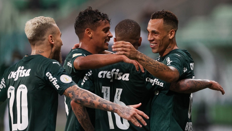 Jogadores do Palmeiras comemoram gols obre o Fortaleza