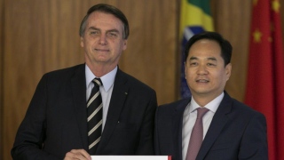 O presidente Jair Bolsonaro e o embaixador da China no Brasil, Yang Wanming
