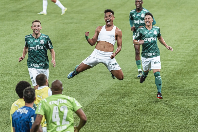 Gabriel Menino comemora após marcar o segundo gol do Palmeiras no segundo jogo da final