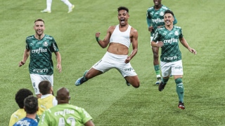 Gabriel Menino comemora após marcar o segundo gol do Palmeiras no segundo jogo da final