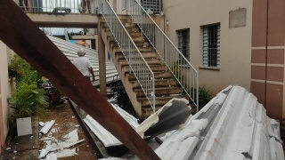 Telhado caiu próximo ao ponto de acesso ao segundo piso e impediu passagem dos moradores