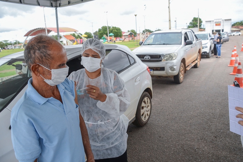 Vacinação contra a Covid-19 em formato drive thru em Palmas 