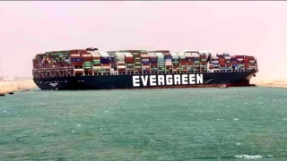 Canal de Suez: equipes tentam nova estratégia para desencalhar navio
