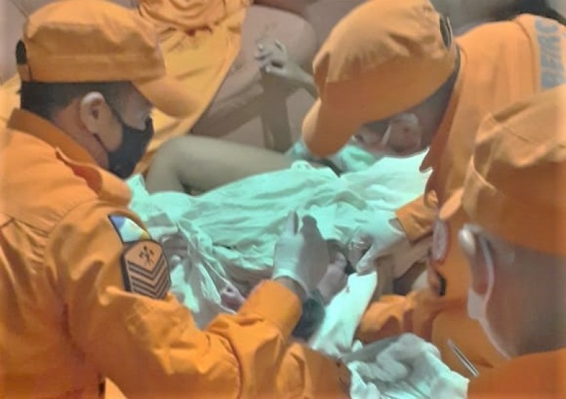 Bombeiros auxiliaram no trabalho de parto