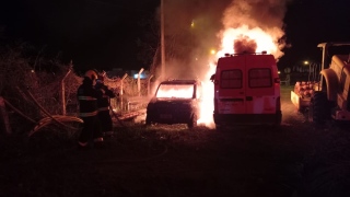 Fogo atingiu duas ambulâncias sucateadas
