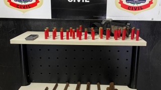 Armas e munições apreendidas com suspeito 