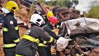 Momento em que bombeiros resgatam corpo de vítima na TO-022