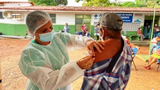 Idosos acima de 60 anos recebem vacina contra à Covid -19 nesta sexta-feira