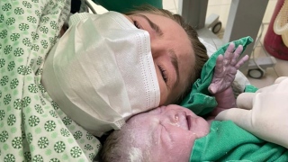 Enfermeira Priscila Hoffmann e a pequena Melina, logo após o nascimento