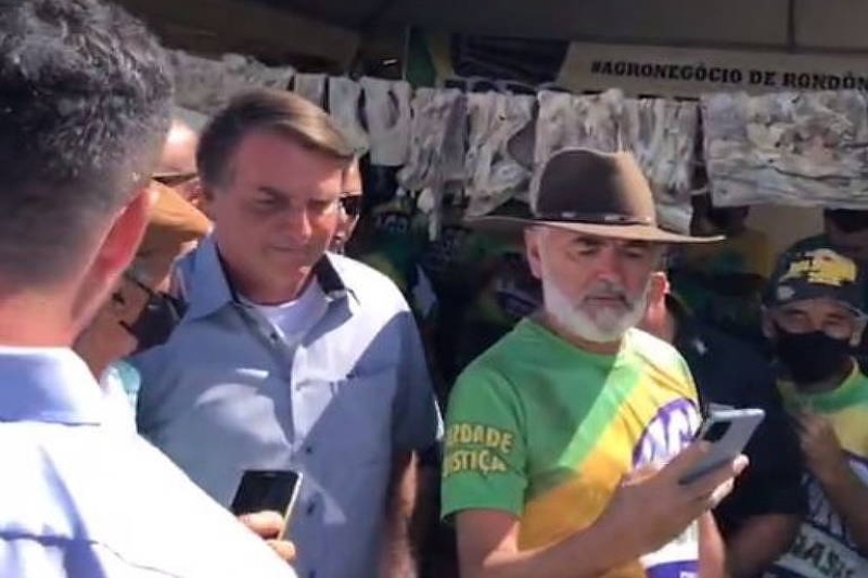 Jair Bolsonaro em aglomeração com apoiadores no CTG de Brasília, neste sábado (15) - @majorvitorhugo