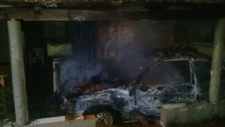 Carro foi destruído pela chamas 