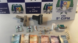 Armas, dinheiro e objetos apreendidos com suspeitos 