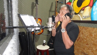 Chico Fran durante gravação de músicas para o projeto