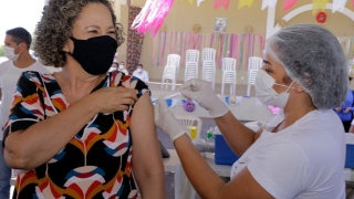 Prefeita de Gurupi, Josi Nunes, durante aplicação da vacina