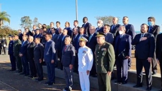 Presidente Jair Bolsonaro e ministros participam de cerimônia de hasteamento da bandeira no Palácio 