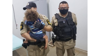 Militares com criança resgatada 