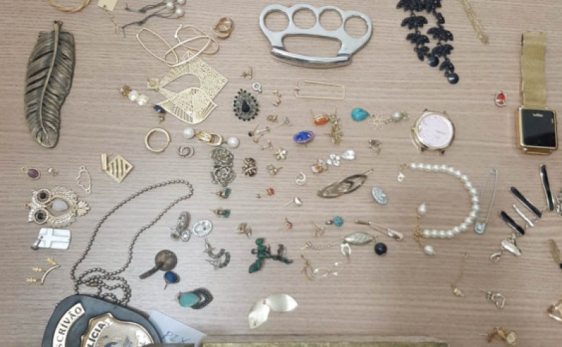 Parte das joias roubadas apreendidas pela Polícia Civil