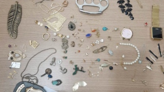 Parte das joias roubadas apreendidas pela Polícia Civil