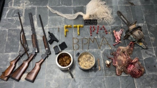 Armas e carne de animal abatido apreendidas pela BPMA