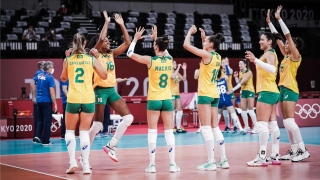 Jogadoras brasileiras comemoram ponto contra a Coreia do Sul