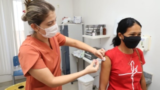 Cabeleireira Rosária durante vacinação 