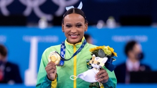 Rebeca Andrade com a medalha de ouro no salto