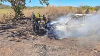Em Ipueiras, veículo estava às margens da rodovia em chamas 