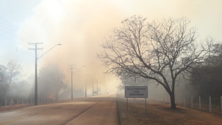 Fumaça causada pelo fogo dificultou a visibilidade no local