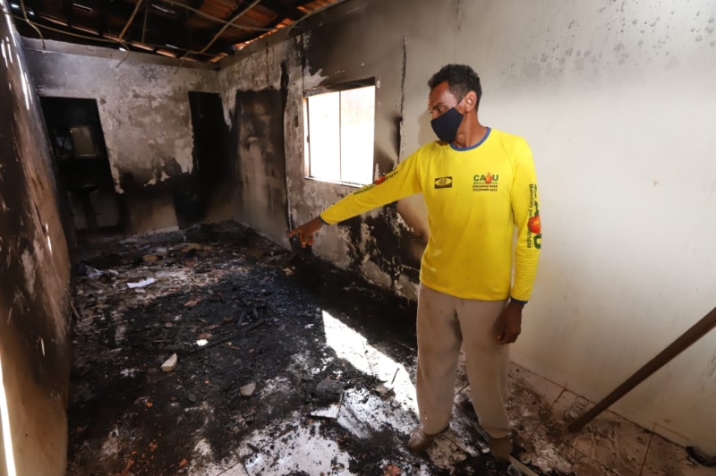 Jardineiro Reinaldo Silva mostra os estragos que o fogo causou em sua casa 