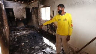 Jardineiro Reinaldo Silva mostra os estragos que o fogo causou em sua casa 